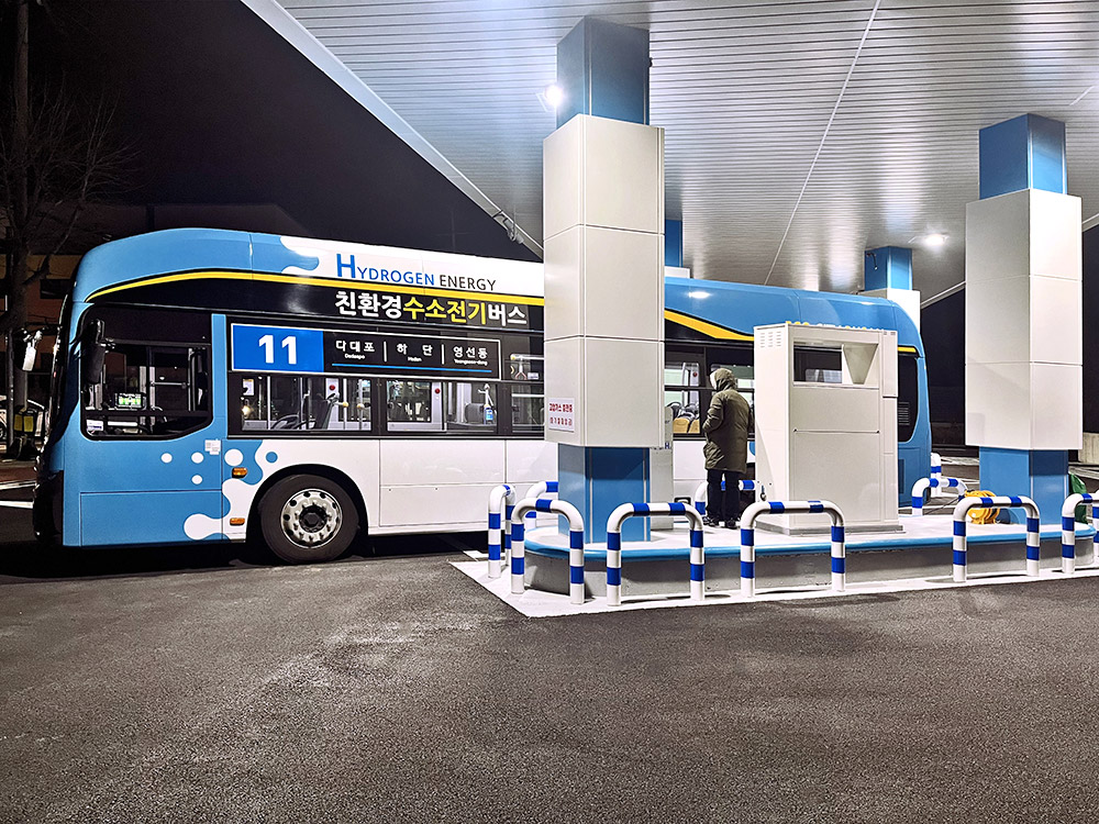 Hydrogen bus. Refueling and Hydrogen fueling station in Korea